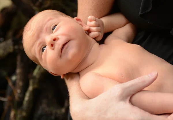 Faccia divertente e neonato — Foto Stock