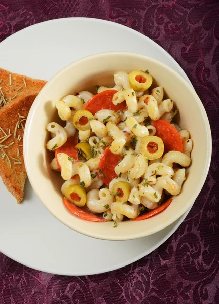 Pasta de pepperoni y pan de ajo — Foto de Stock