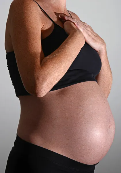 Изжога и беременная женщина — стоковое фото