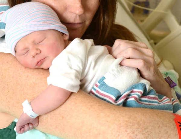 Moeder bedrijf pasgeboren baby in het ziekenhuis — Stockfoto