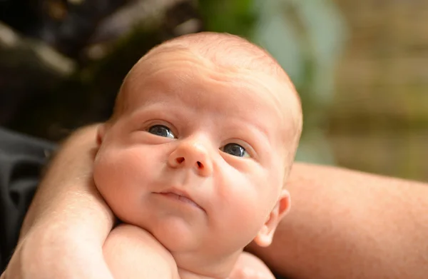 Bebê recém-nascido com olhos brilhantes — Fotografia de Stock