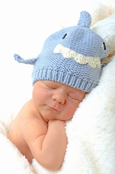 微笑着刚出生的婴儿，在鲨鱼的帽子 — 图库照片