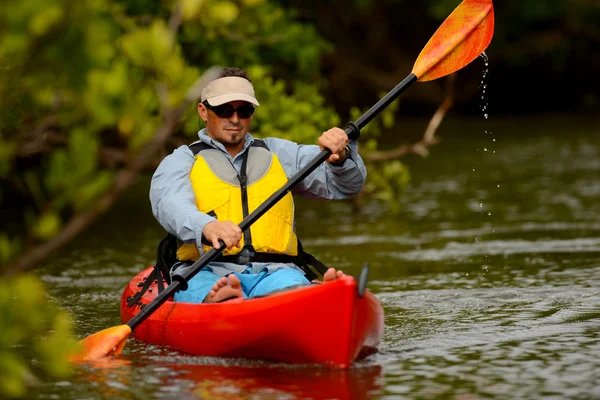 Man in de kajak in florida — Stockfoto