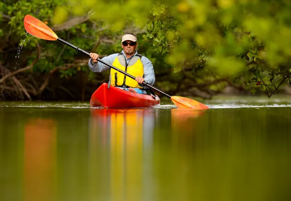 Hombre kayak en florida — Foto de Stock