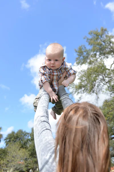 Baby utomhus i sommar med mamma — Stockfoto