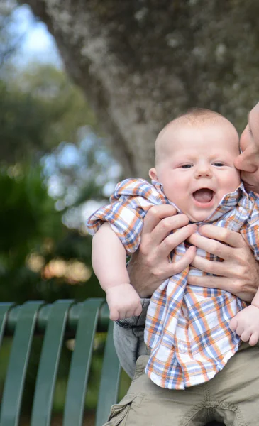 Mamma kysser leende pojke — Stockfoto