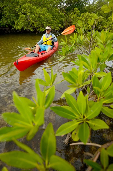 Uomo kayak in tropicale — Foto Stock