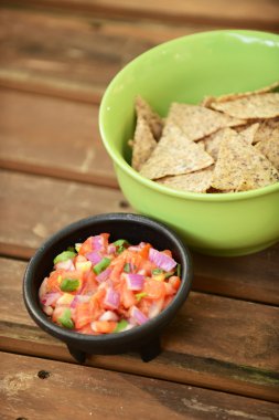 Pico de gallo ve tortilla cips
