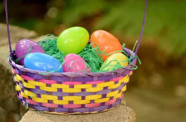 Cesta de Pascua colorida con huevos de plástico — Foto de Stock