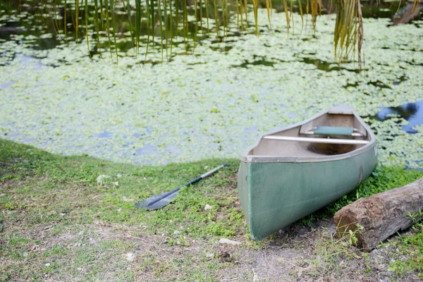 Kano op meer — Stockfoto