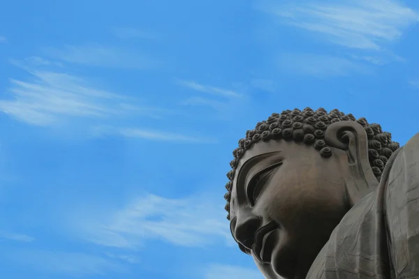 Buddha und strahlend blauer Himmel — Stockfoto