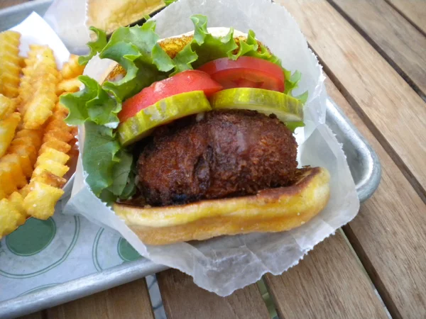 Hambúrguer de cogumelos vegetarianos e batatas fritas — Fotografia de Stock