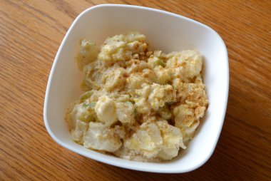 Bir kase patates salatası.