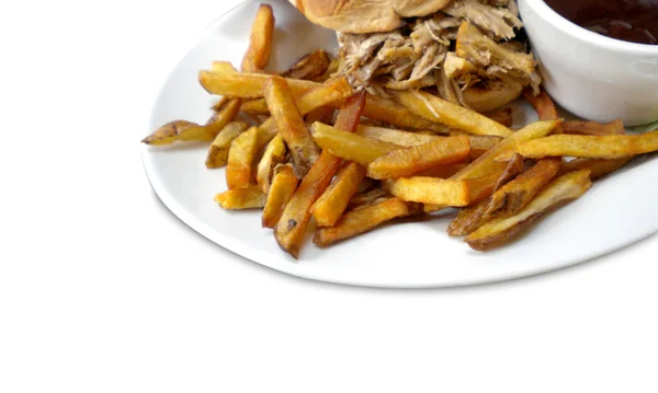 Getrokken varkensvlees sandwich en Franse frietjes — Stockfoto