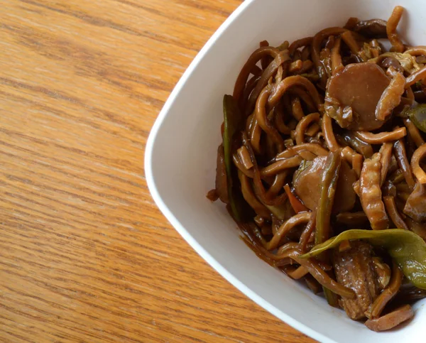 Veggie lo mein at asian restaurant — Stock Photo, Image