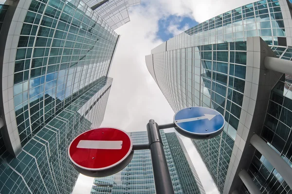 Straßenschilder im Hintergrund von Bürogebäuden. moskauer stadt. — Stockfoto