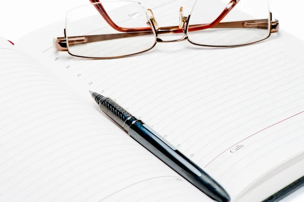 Diário aberto, caneta e óculos — Fotografia de Stock