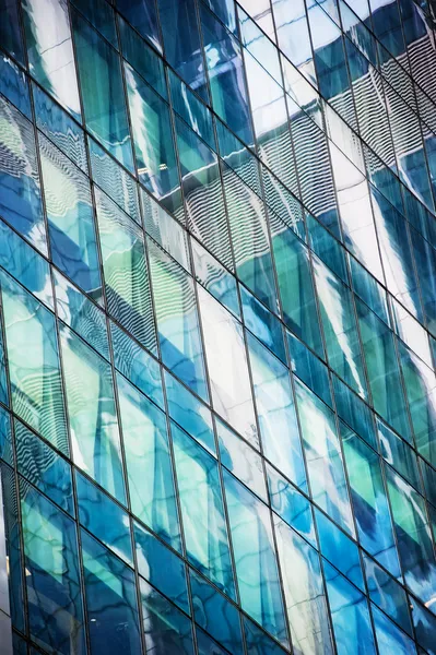 Windows moderní kancelářské budovy — Stock fotografie