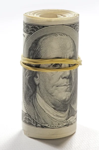 Портрет Бенджамина Франклина, смотрящего на счета через жвачку — стоковое фото