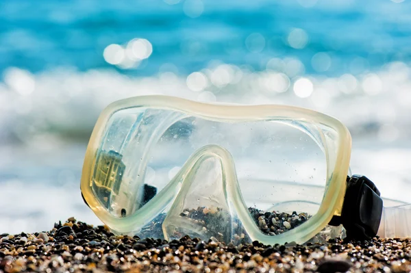Máscara de buceo tirada en la arena junto al mar . —  Fotos de Stock