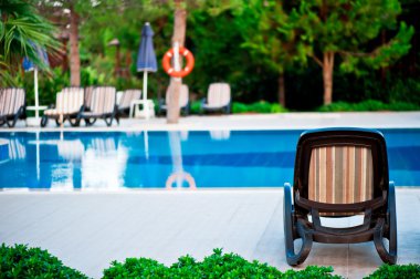 villada Relax havuz kenarında şezlong