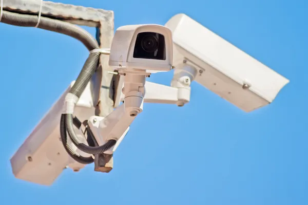 Tres cámaras de video vigilancia al aire libre en el soporte . — Foto de Stock