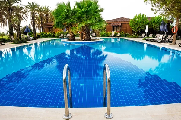 Piscina para relajarse en la villa — Foto de Stock