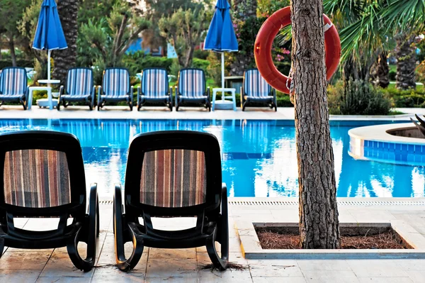 Chaise lounge junto a la piscina para relajarse en la villa —  Fotos de Stock