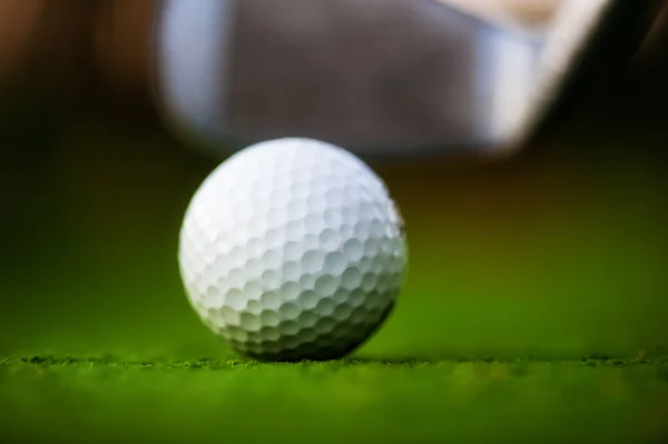 Golf labda a pályán. — Stock Fotó