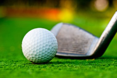 Sahada golf topu.