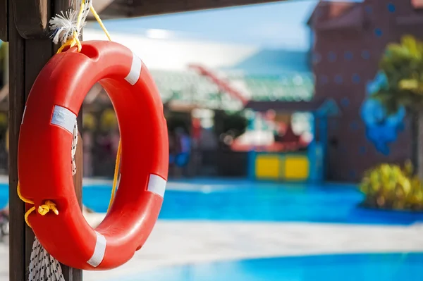 havuz başında ahşap kiriş üzerinde asılı lifebuoy