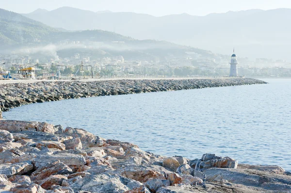 Paesaggio con un faro nella città portuale di Alanya all'alba . — Foto Stock