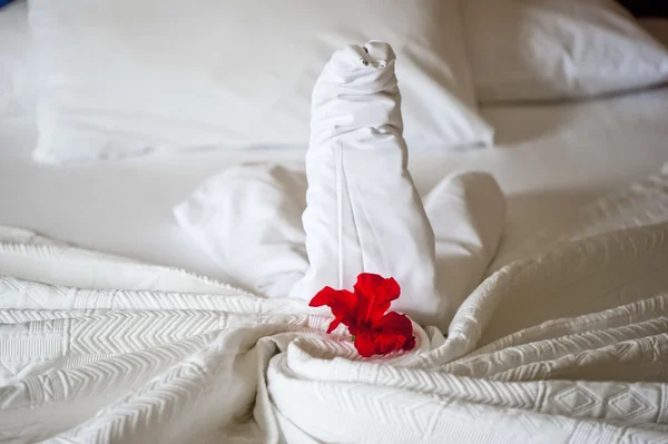 The composition of the swan on the bed linen — Stock Photo, Image