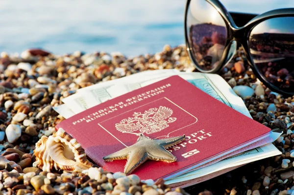 Ainda viajando com um passaporte russo na areia na praia — Fotografia de Stock