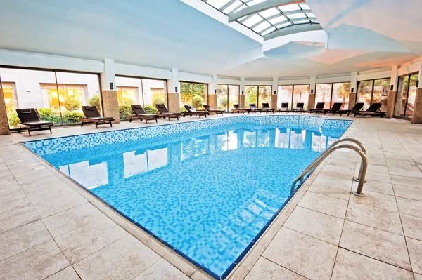 Övertäckt vinterpool. Spa — Stockfoto