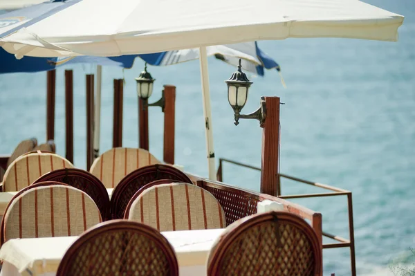 Table in a restaurant by the sea. — Stock Photo, Image