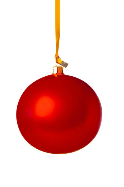 Bola de Natal vermelho pendurado em uma fita dourada . — Fotografia de Stock