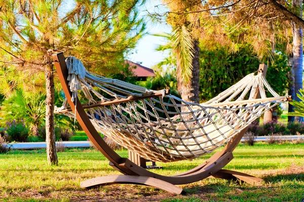 Rede para relaxar no jardim tropical . — Fotografia de Stock