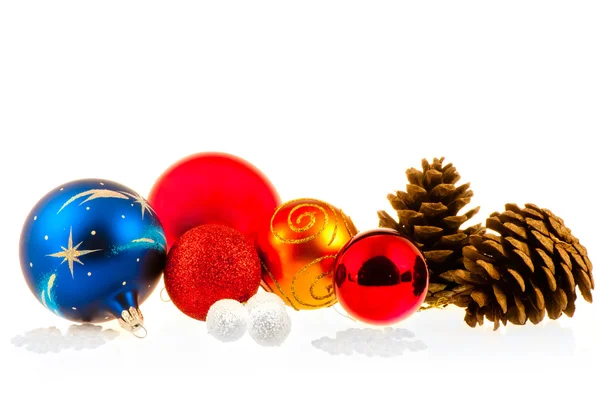 Vánoční koule a kužely — Stock fotografie