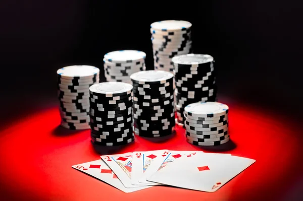 Poker, Royal Flush und Glücksspiel-Chips. — Stockfoto
