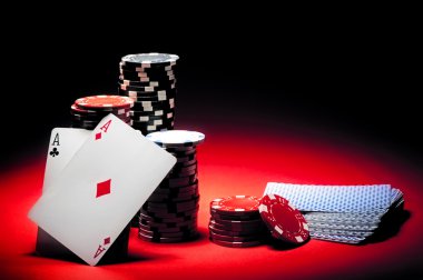 bir çift as ve poker fişleri