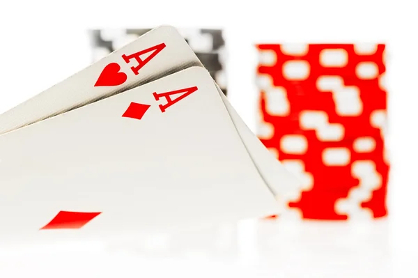 Par de ases e fichas de poker — Fotografia de Stock