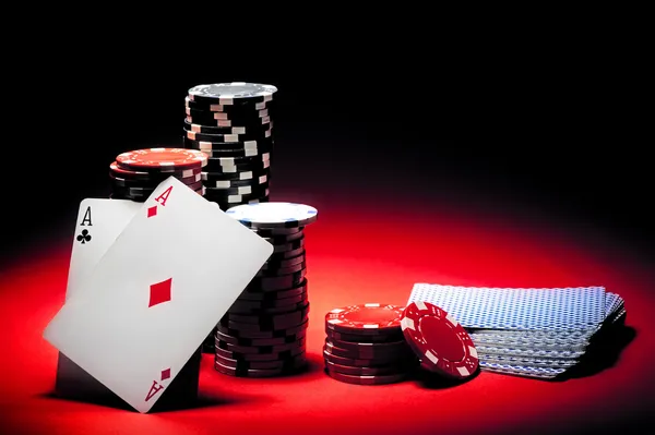 Paar Asse und Pokerchips — Stockfoto