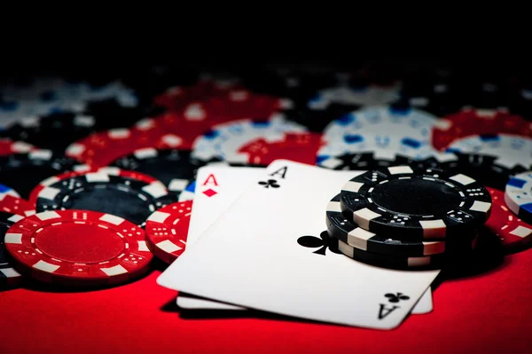 Paar Asse und Pokerchips lizenzfreie Stockfotos