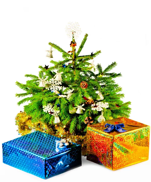 Kerstboom met geschenken op een witte achtergrond — Stockfoto