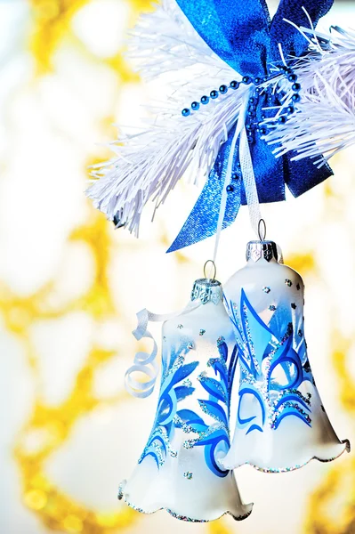 Dos campanas de Navidad en una rama blanca Árboles artificiales de Navidad — Foto de Stock