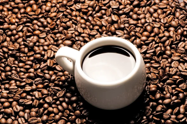 배경 커피 곡물에 커피 한 잔 — 스톡 사진