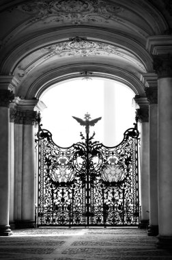 Çift başlı kartal Kış Sarayı'nın üzerinde. Hermitage. St. petersburg.