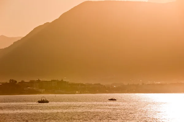 Small vessels against the mountain in the harbor port of Alanya. Turkey. — Stock Photo, Image