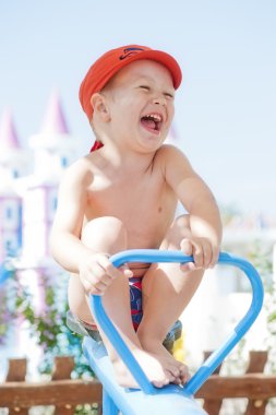 salıncakta sallanan mutlu çocuk